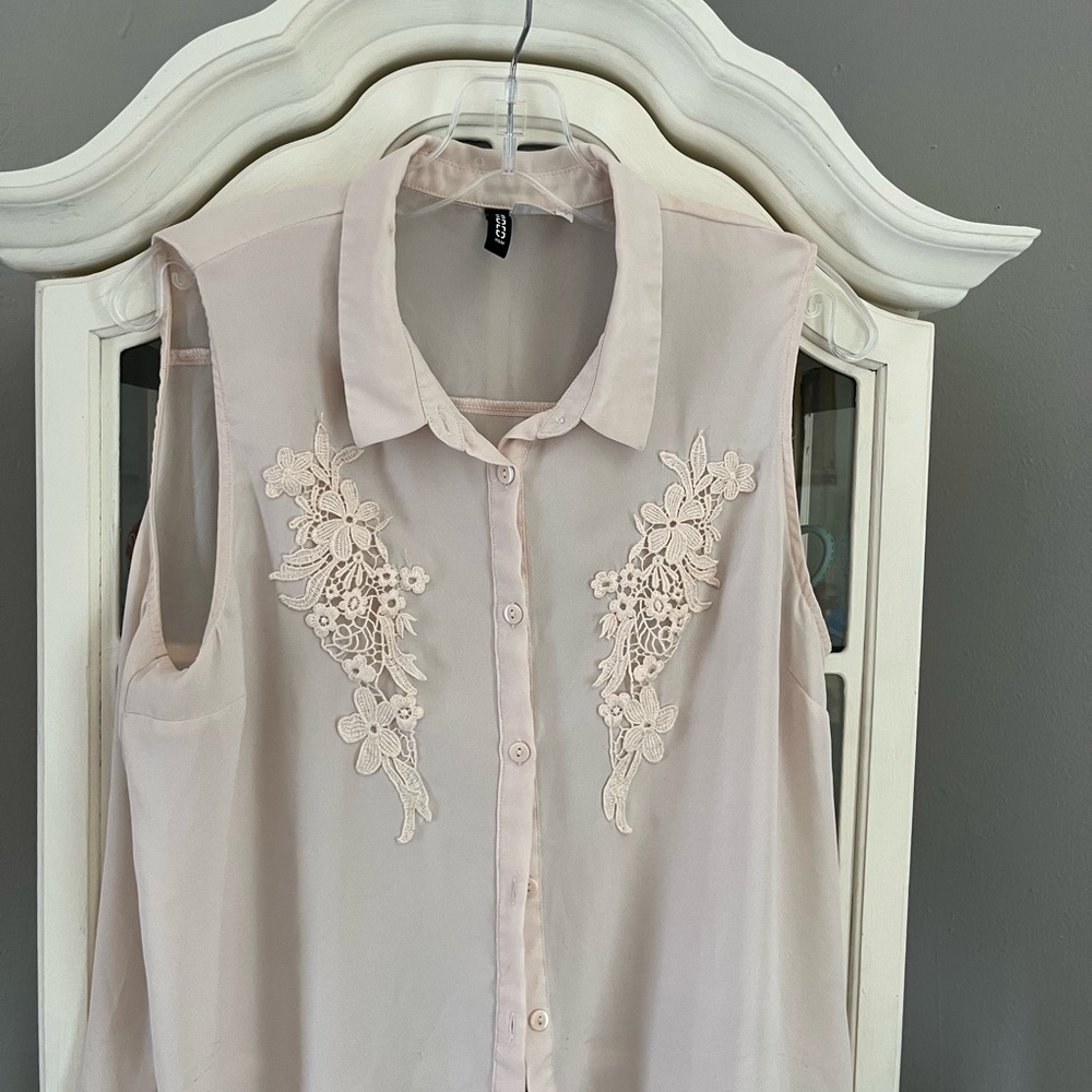 H&M Tan and Pink Sleeveless Embellished Button Down Shirt✅
